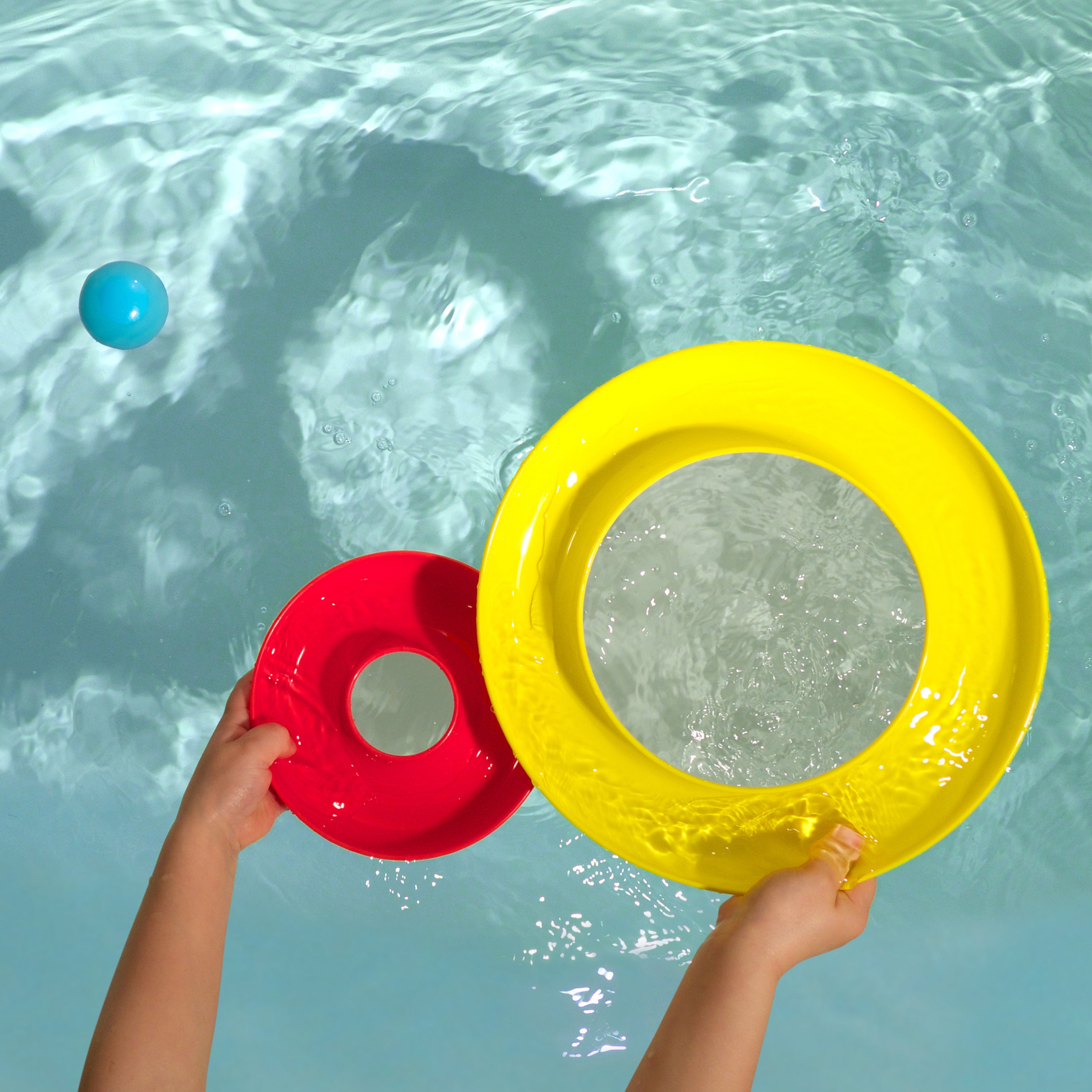 Nello rings floating in water, versatile MOLUK toy for bath and beach play.