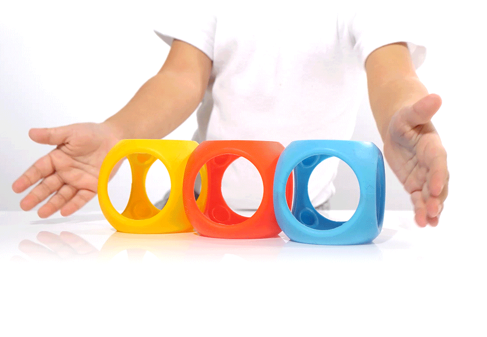 Animation showing a child's hands playing with a set of elastic Oibo building blocks.