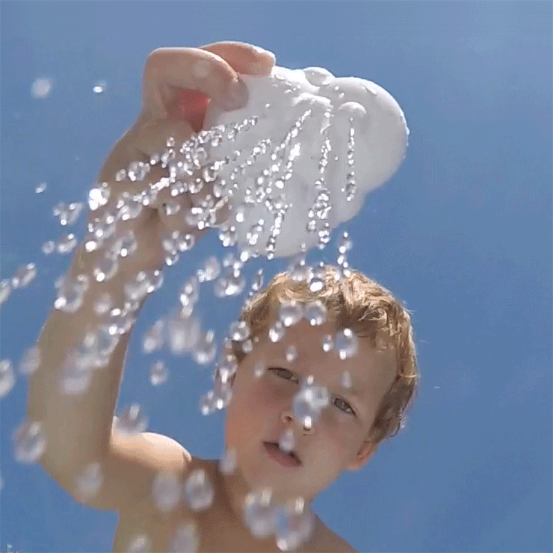 Animation of a boy pouring water with the Pluï Rain Cloud bath toy by MOLUK, demonstrating playful cause-and-effect learning.