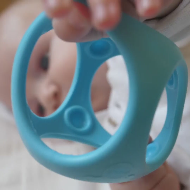 Video of Oibo by MOLUK showing how the toy grows with your child: first for grasping and chewing, then rolling and throwing, and later stacking and building.