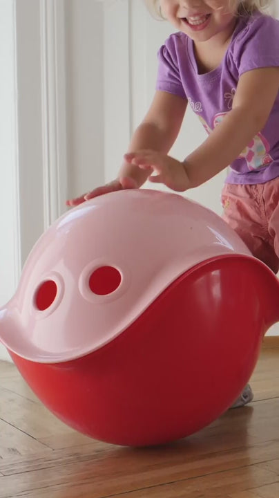 Children playing with MOLUK’s open-ended sensory toys indoors and outdoors, in summer and winter, with water, sand, and snow.
