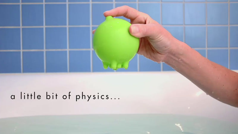 Video showing how kids play with MOLUK's Plui Rainball bath toys in the bathtub.