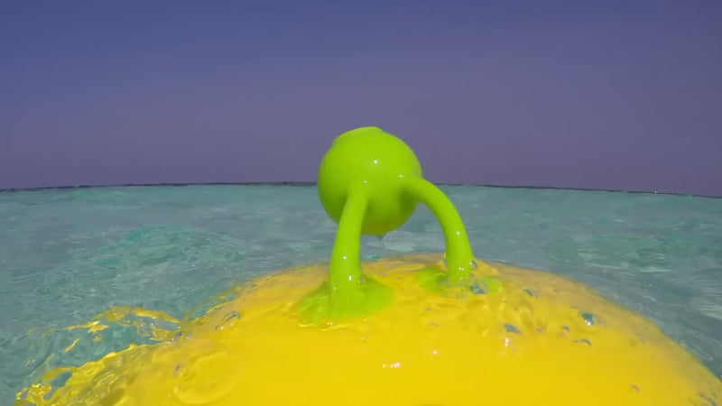 Video showing Oogi Bongo by MOLUK – a green silicone character with a round body and suction cup limbs – sticking, rattling, splashing in water, and used for playful sensory exploration.