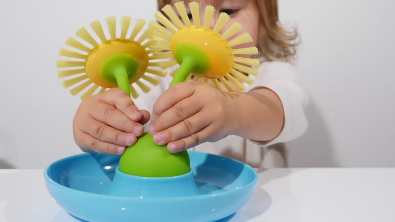 Video showing children using MOLUK toys for role and pretend play, combining Oogi, Mox, and Bilibo in imaginative character and storytelling games.