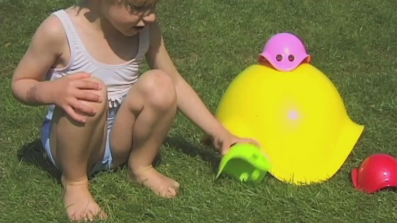 Video showing Bilibo Mini shells by MOLUK used in open-ended play – children stacking, spinning, scooping, sorting, and combining them imaginative ways.
