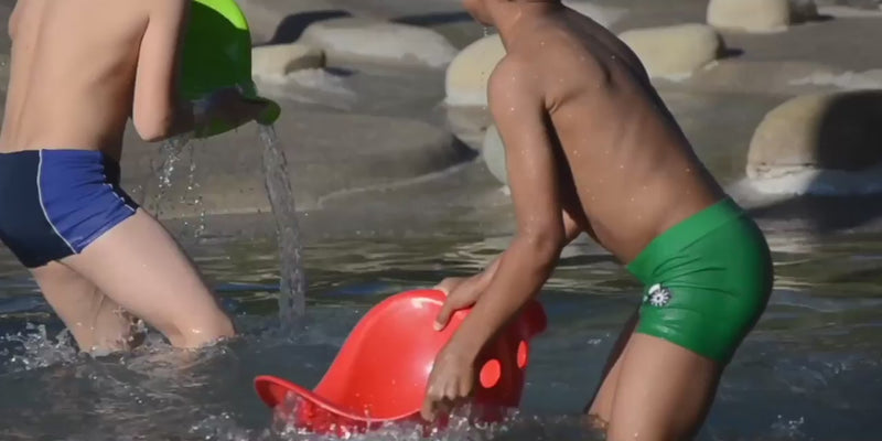 Kids playing with MOLUK's Bilibo, Plui, Hix, Oogi, and other bath and water toys, pouring, splashing, and raining indoors and outdoors.