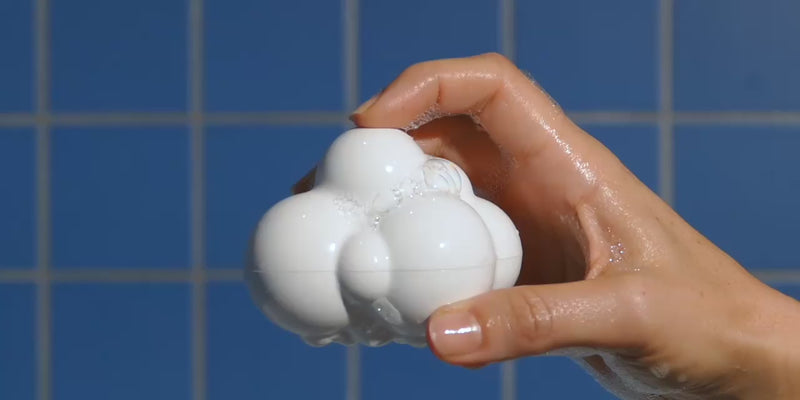 Video showing the Plui water and bath toys by MOLUK.