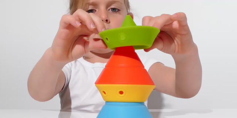 Video showing children playing with MOLUK's silicone building blocks Hix, Mox, and Oibo.