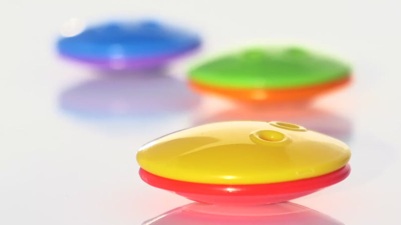 Video showing children playing with Bilibo Dots – sorting, stacking, threading, mixing, and imaginative open-ended play